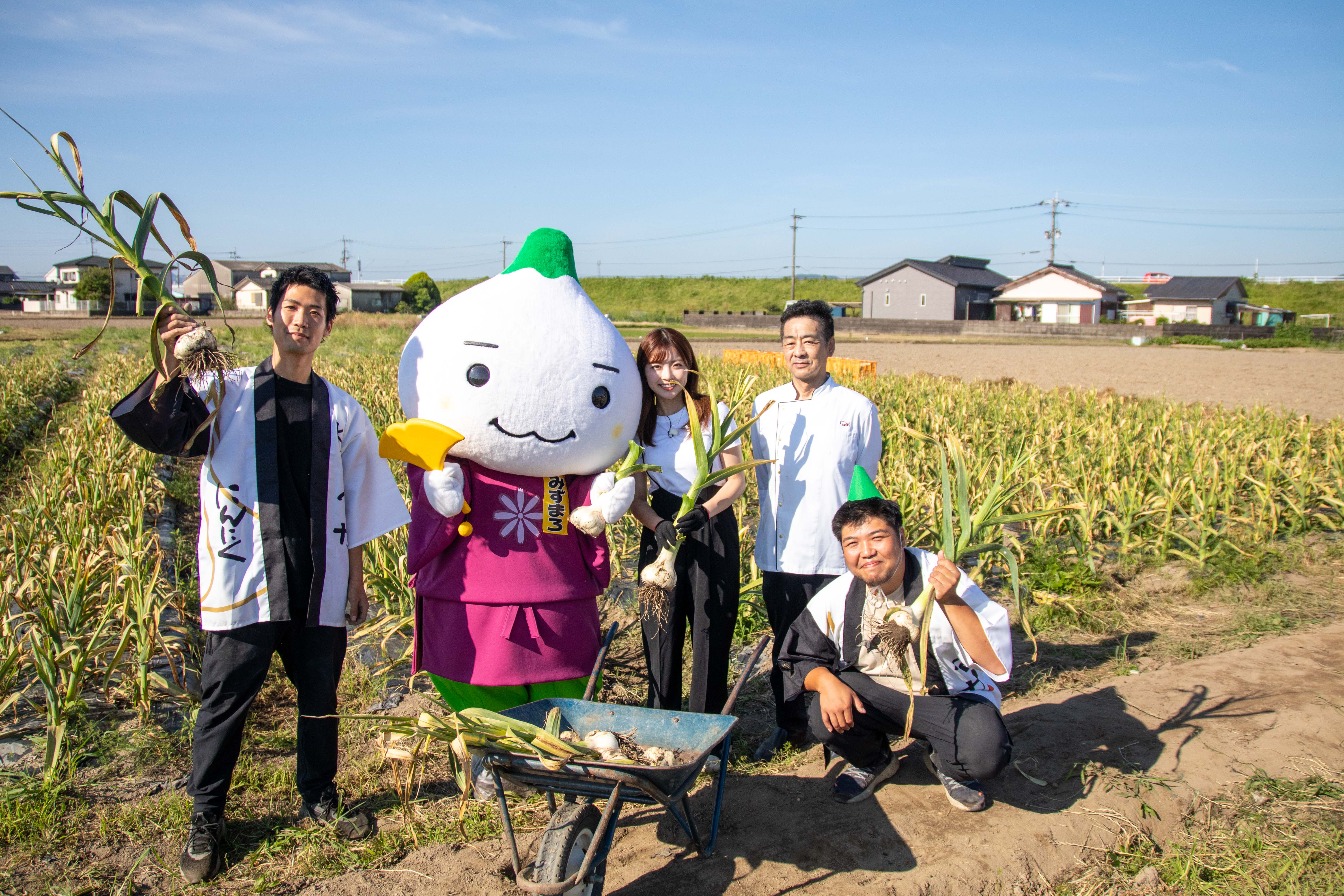 でかにんにく生産者「DOLCHE’S（ドルチェ）」さんの収穫作業をFBS檜垣すみれアナがリポート