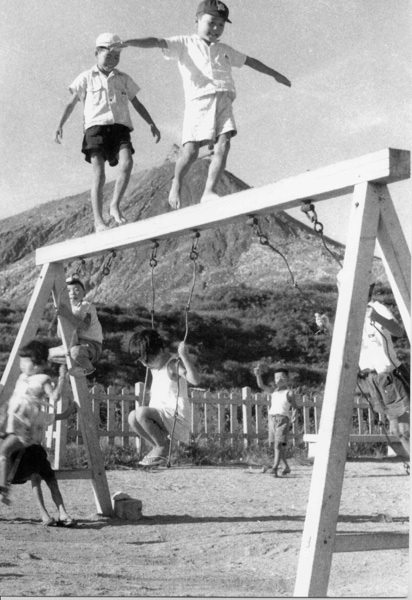 日炭高松関連（遊園地で遊ぶ子供たち）の画像