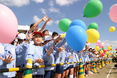 子供たちが風船を飛ばす写真