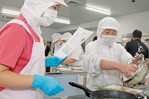 学校給食でかにんにく調理講習会