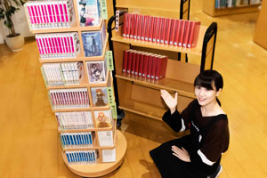 図書館に本棚・本の寄贈