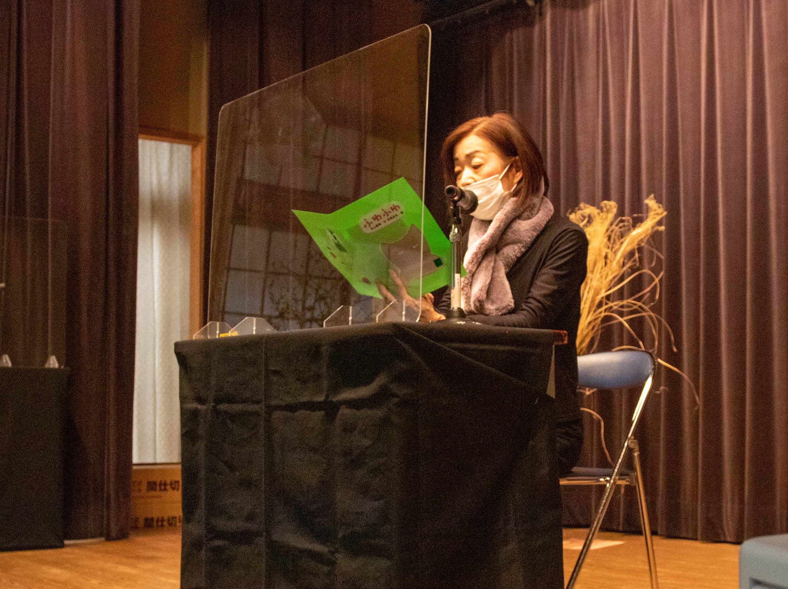 朗読中の写真