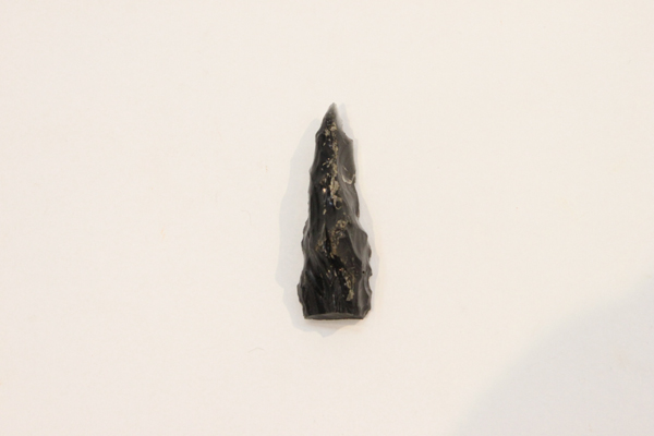 三稜尖頭器（黒曜石製）の画像