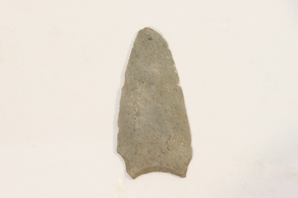 磨製石鏃（珪質層灰岩製）の画像