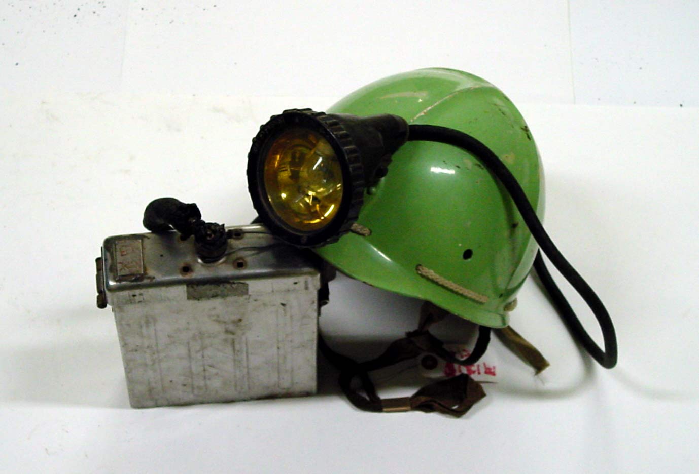 坑内保安帽とアルカリ蓄電池付ライトの画像