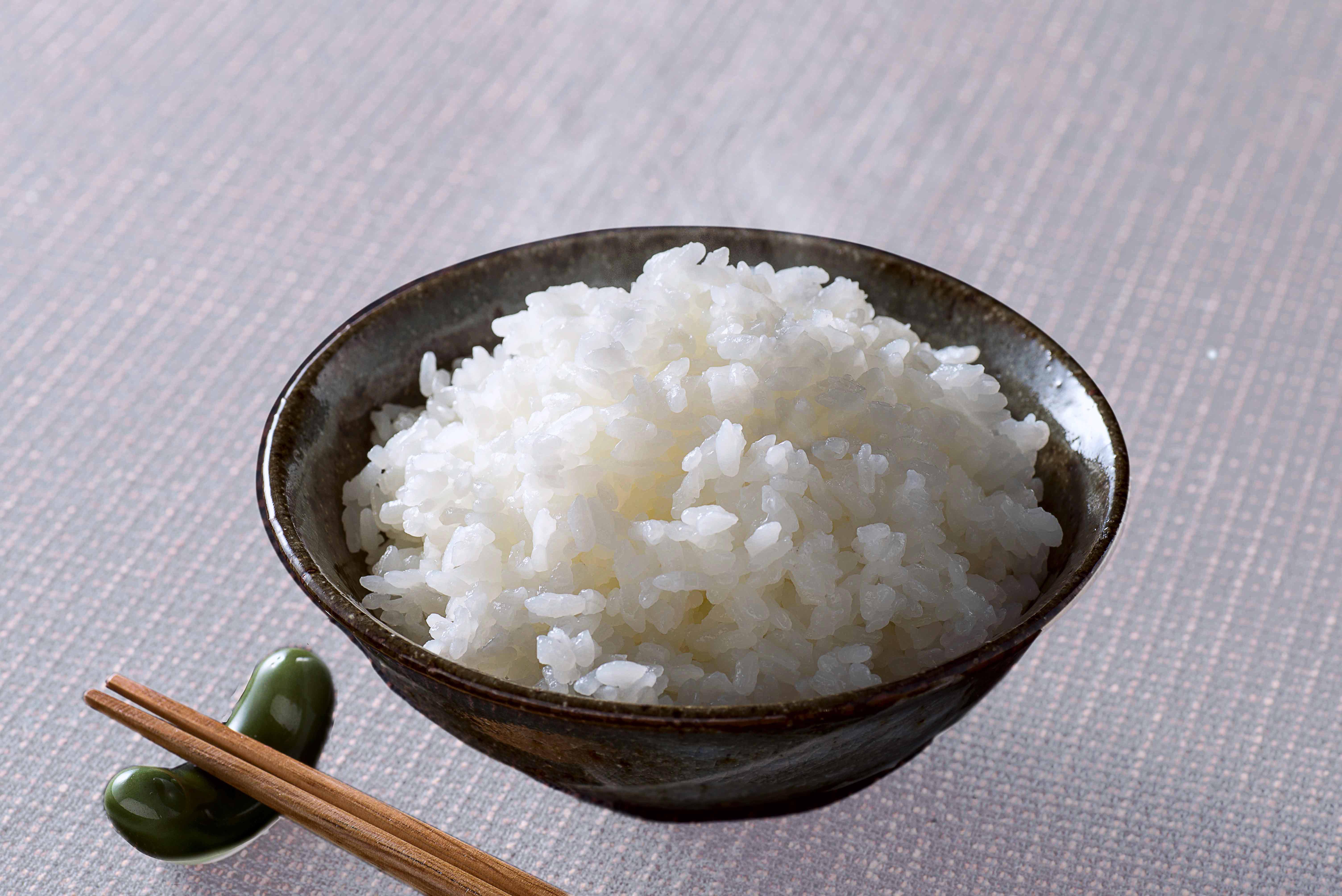 茶碗にご飯と箸