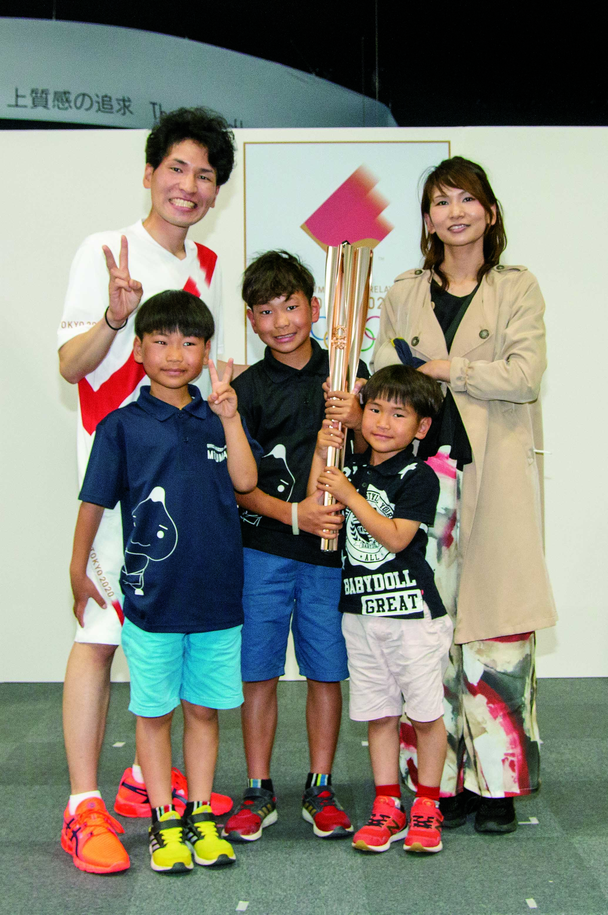 家族から祝福される小野さんの写真