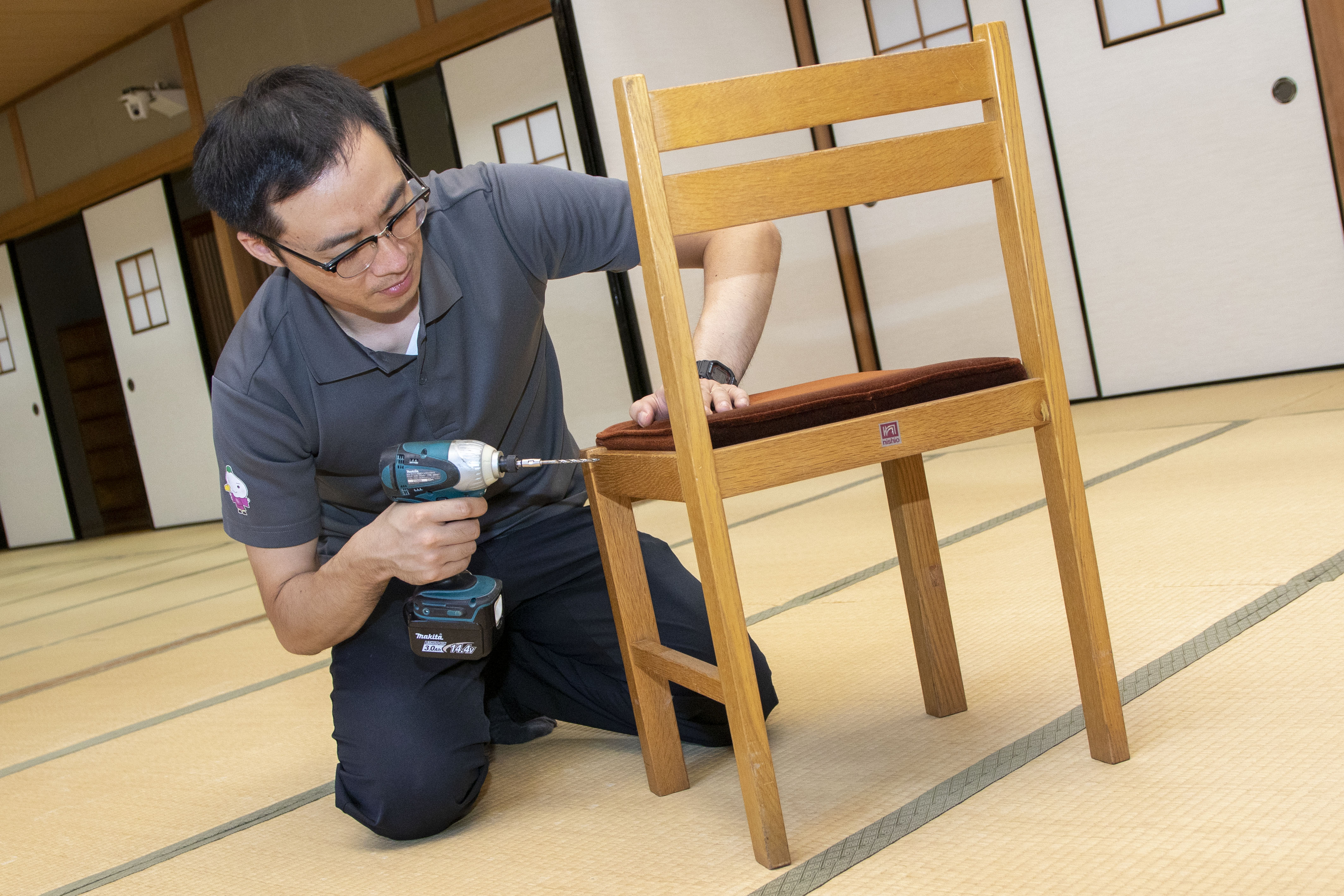 椅子を修理している画像