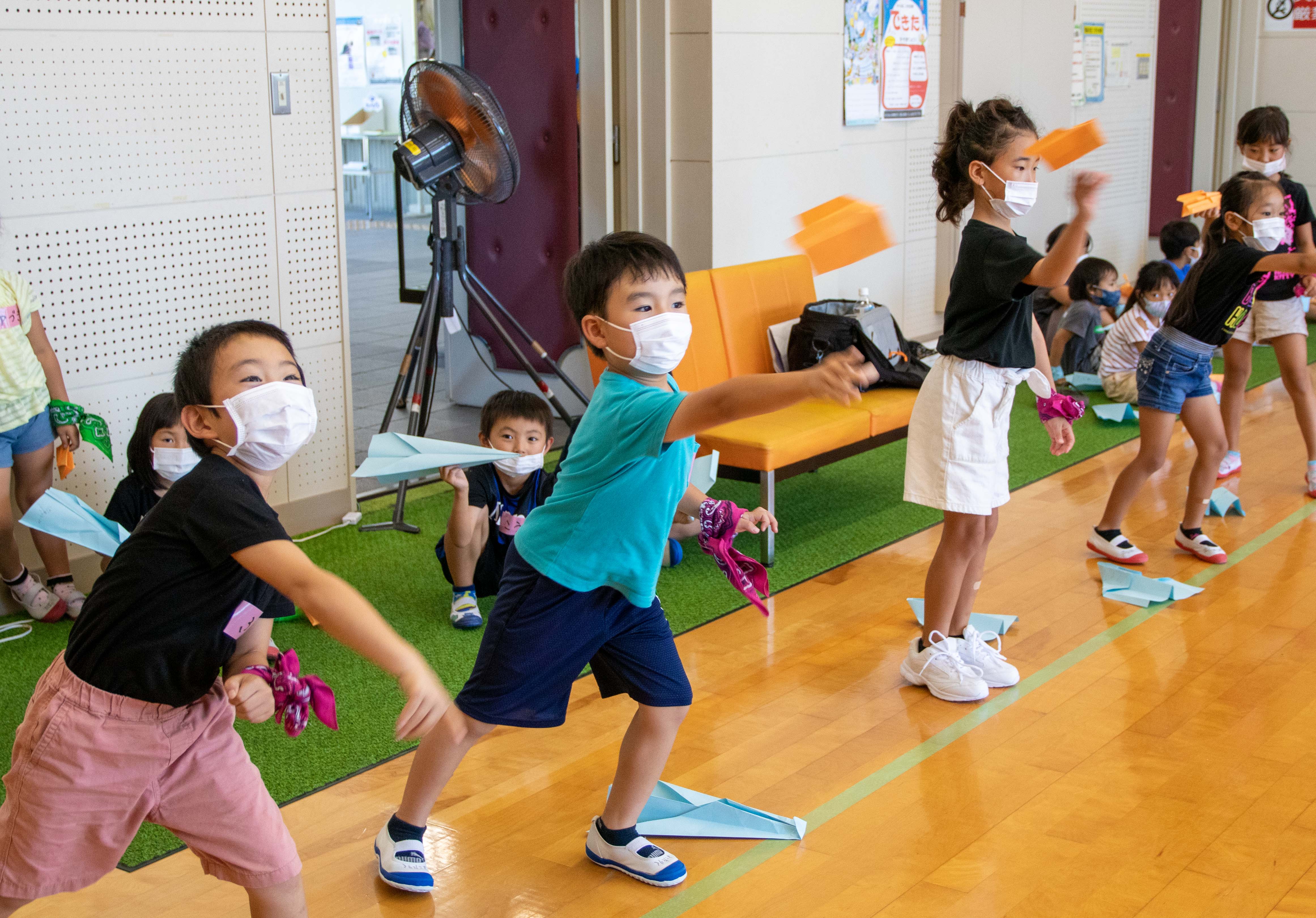 紙飛行機を飛ばす様子