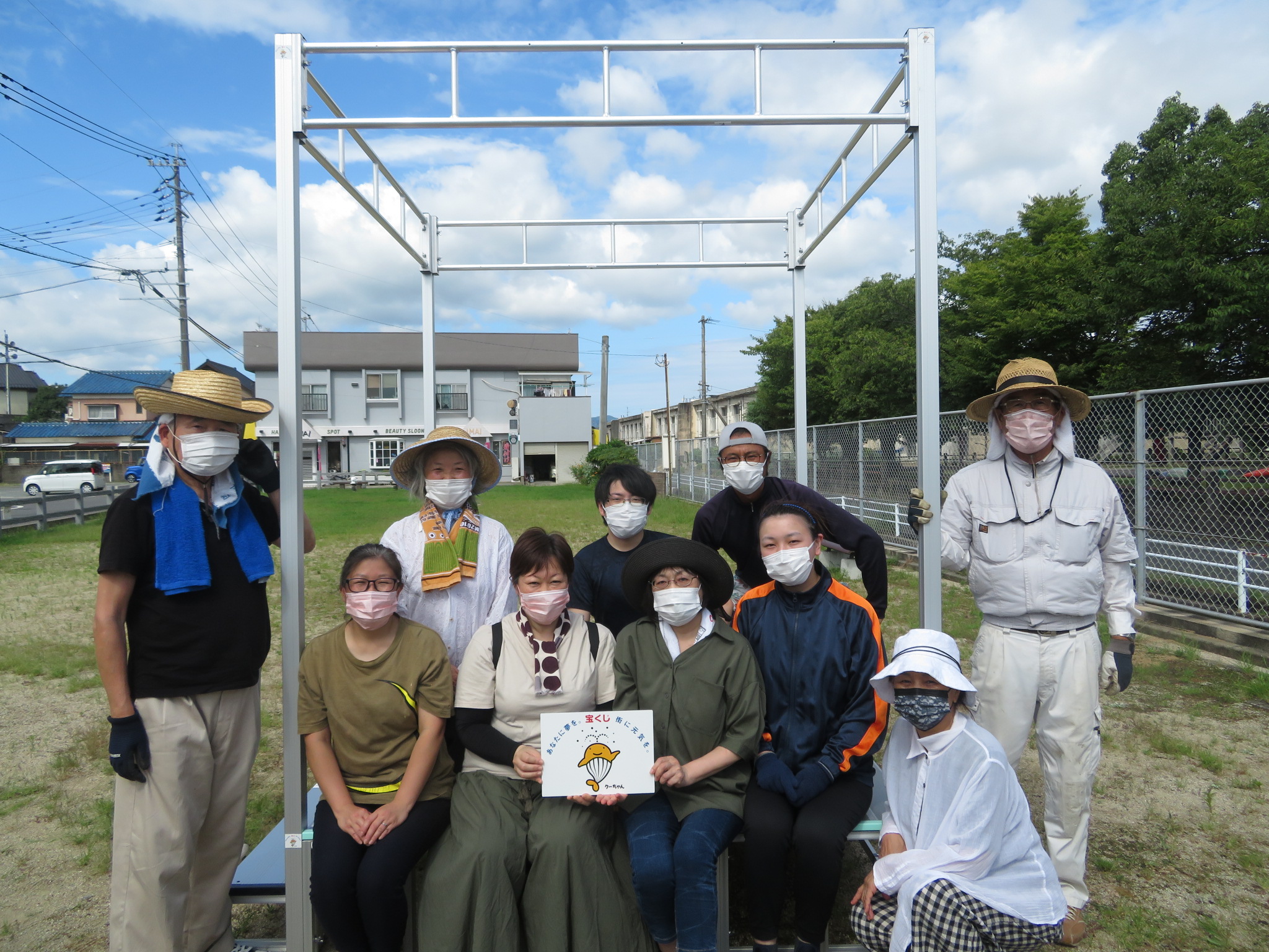 盆踊りやぐらと集合写真