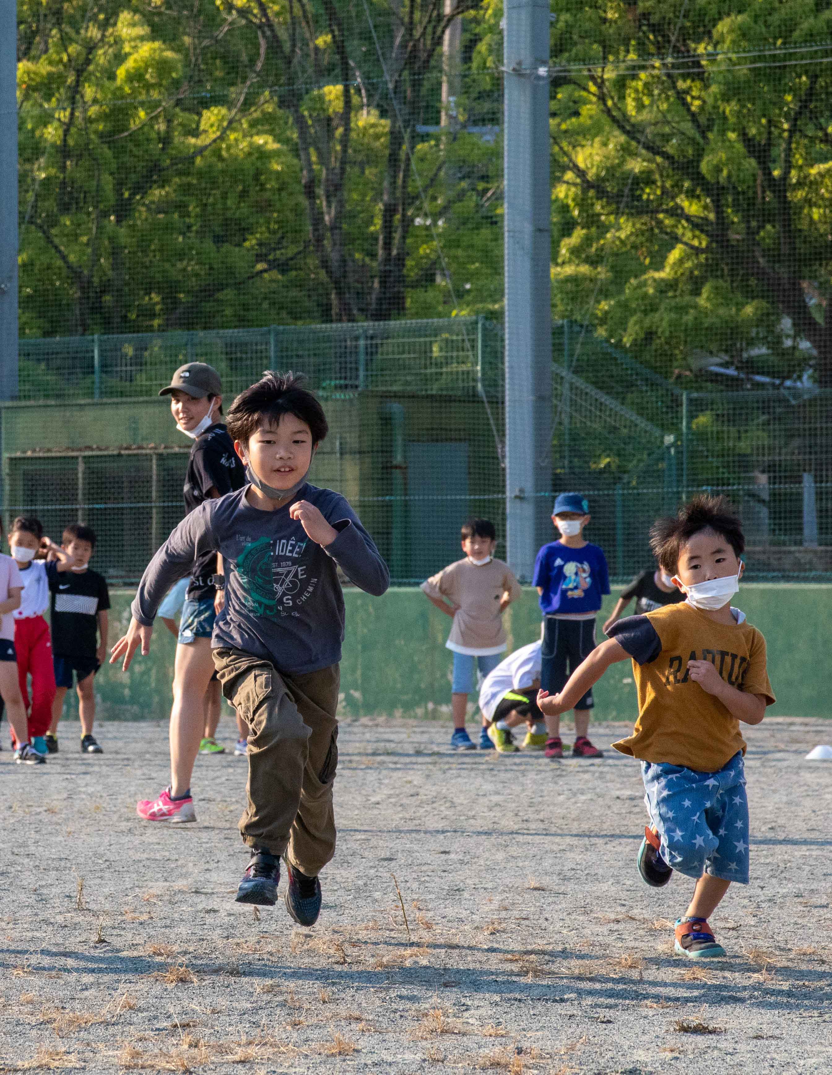 走る子どもの写真