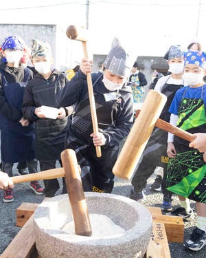 餅つきの様子
