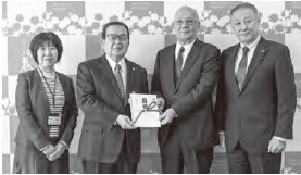 目録贈呈式の様子