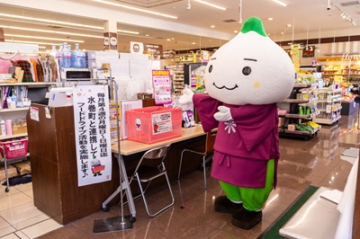 フードドライブ受付BOX前のみずまろくん