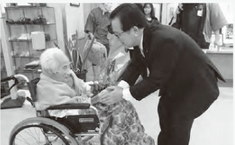 鬼塚さんと町長の写真