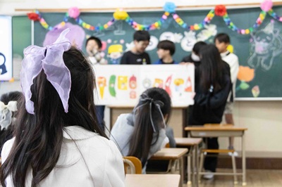 絵本を読んでいる様子