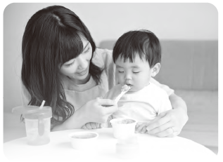 離乳食を食べている様子